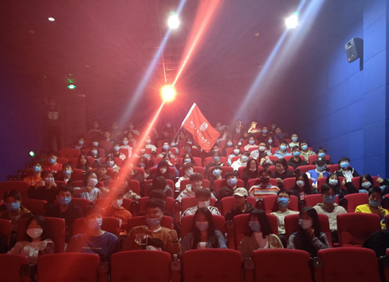 爱体育·(中国)官方网站组织学生观看电影《夺冠》